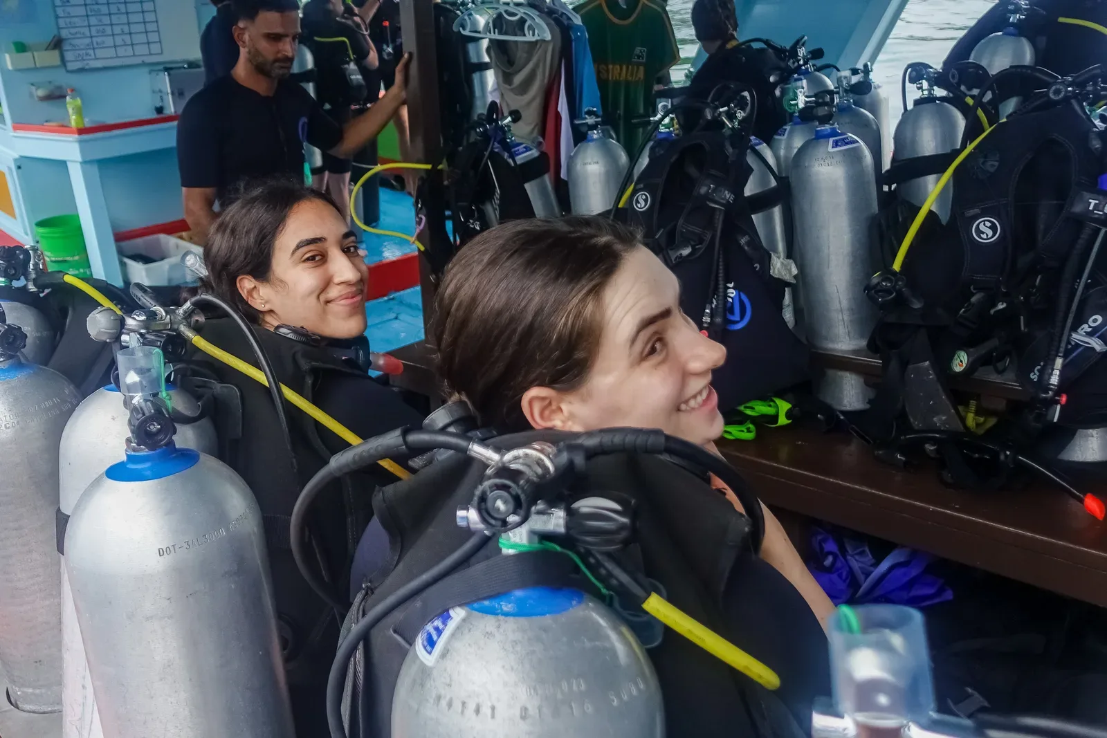 PADI vs SSI on Koh Tao — Which Course Should You Choose?