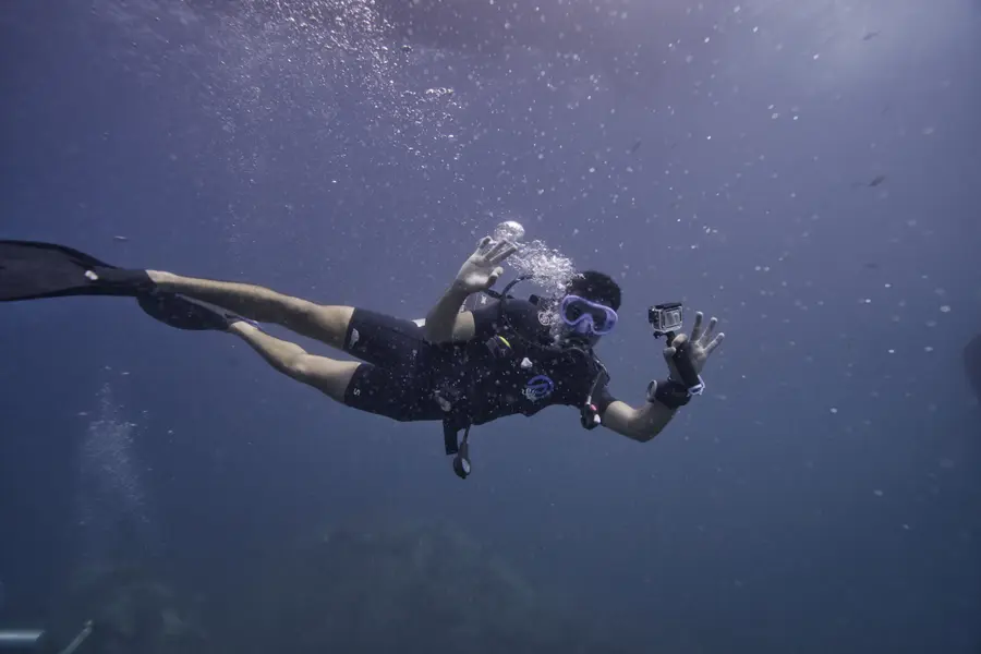 Buceador suspendido en horizontal a media agua con flotabilidad neutra en Koh Tao