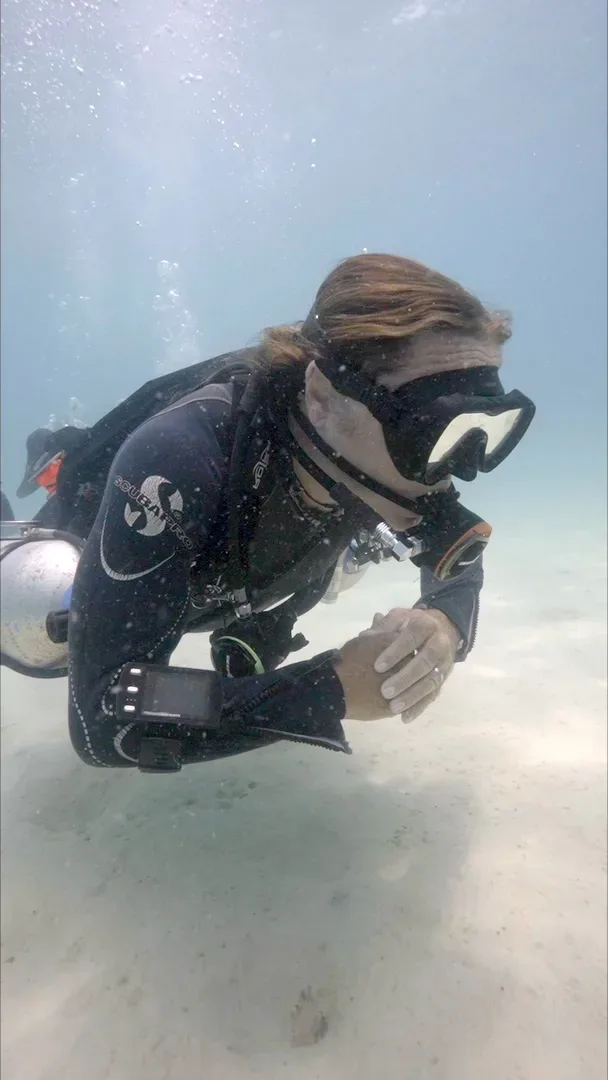 Bob Murphy, PADI Course Director de Siam Scuba, flotando en trimado perfecto sobre la arena