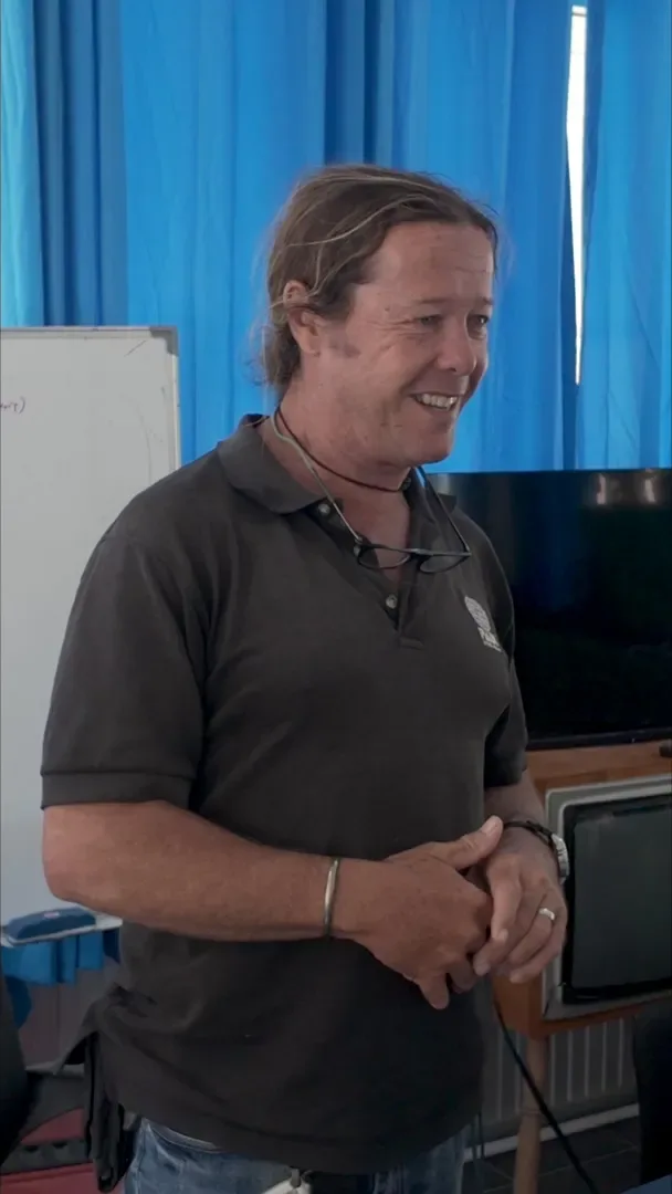 Bob Murphy impartiendo una sesión de aula del IDC en Siam Scuba