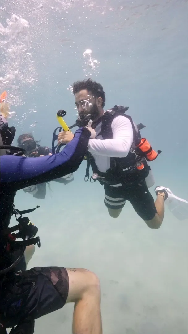 Candidato a instructor practicando habilidades de enseñanza en aguas confinadas